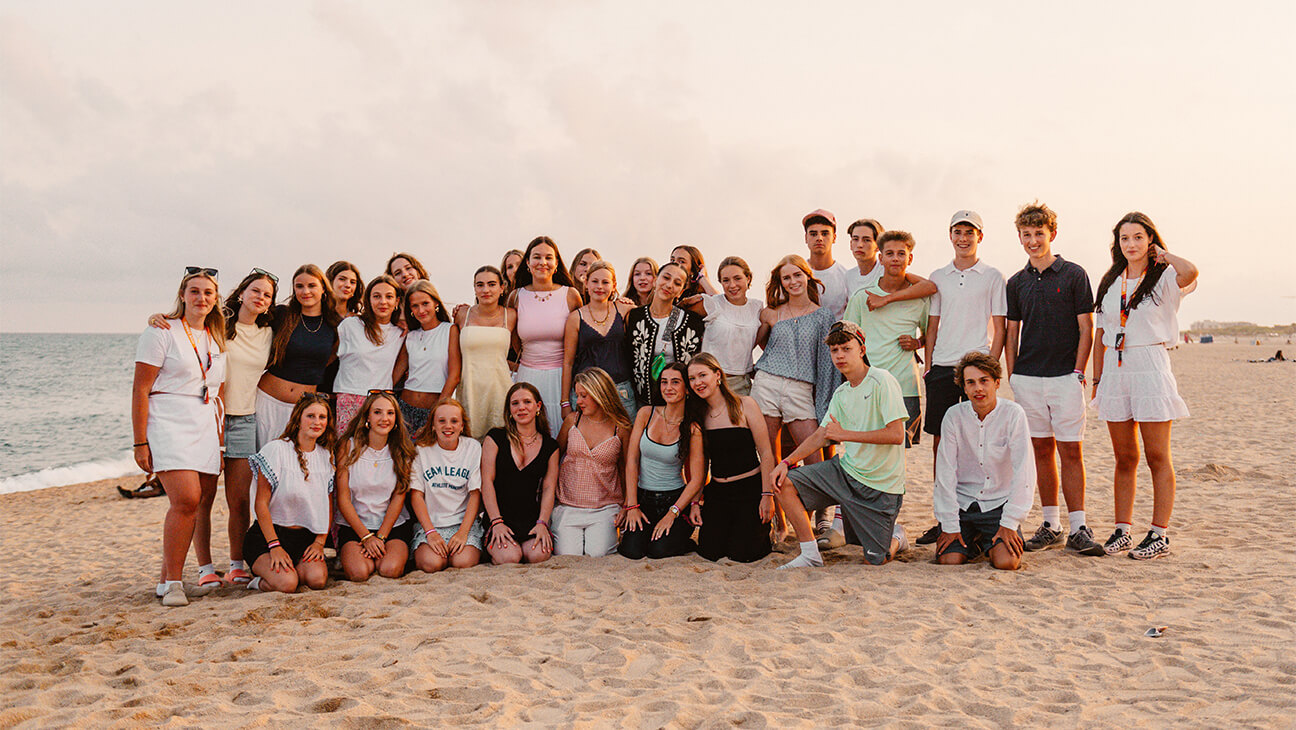 Groep jongeren op het strand