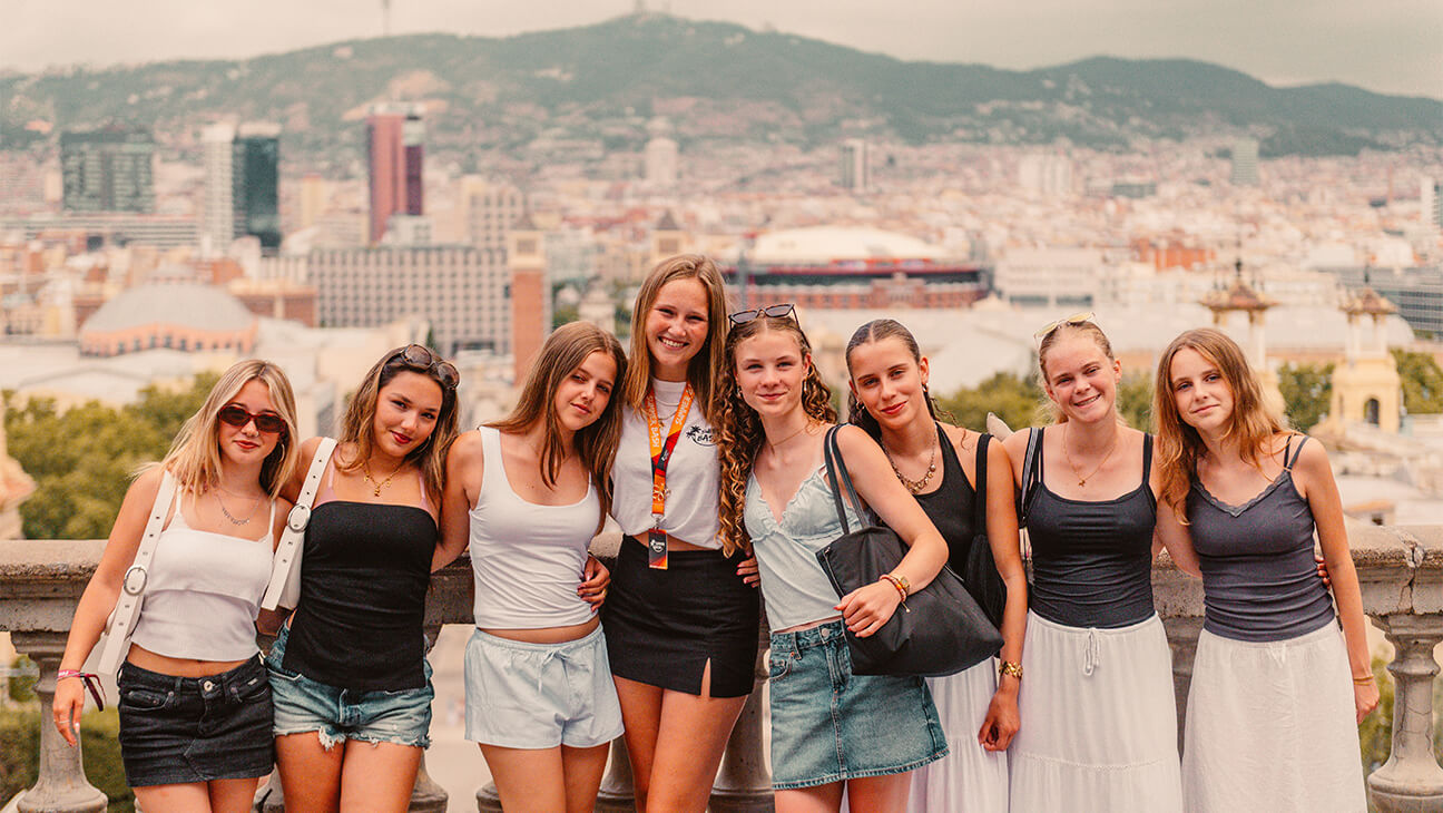 Groep jongeren op citytrip