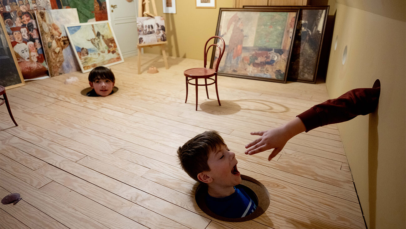 Leerlingen met hun hoofd door het plafon in het James Ensorhuis