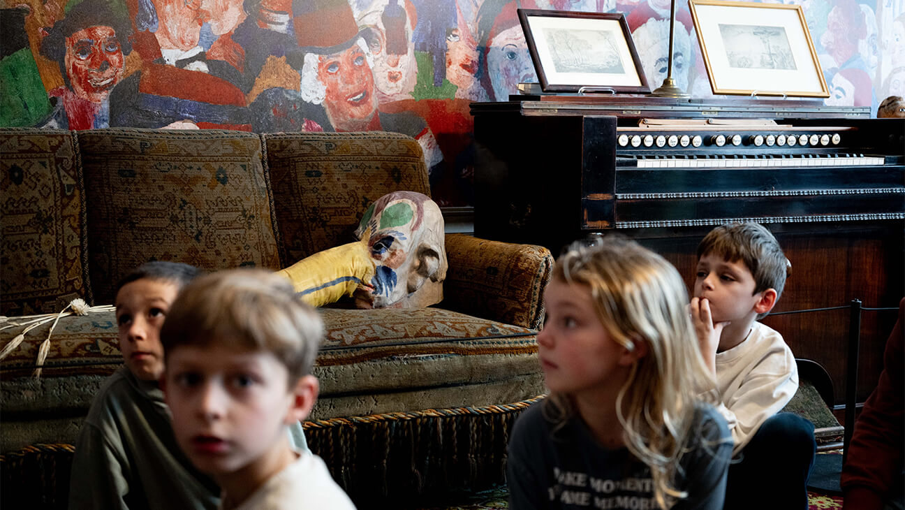 Leerlingen in het salon van het James Ensorhuis