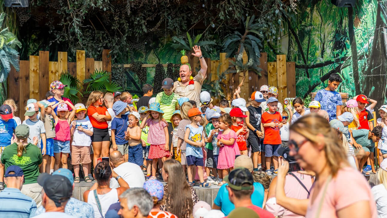 Groep met gids in Jungle City