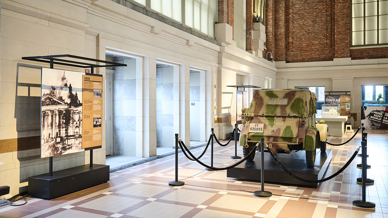 Zaal met oude legerjeep in Trainworld