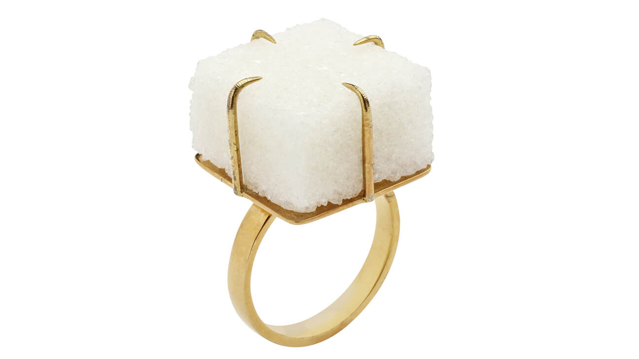 Ring met een suikerklontje uit de expo 'rings that rock'